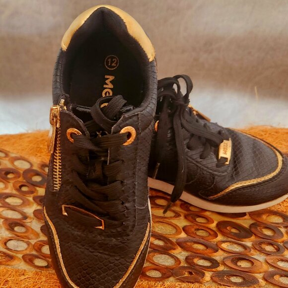 So funky kidsMexx Gold/Black runners w/side zip + gold accents (small rip at zip - Picture 1 of 5